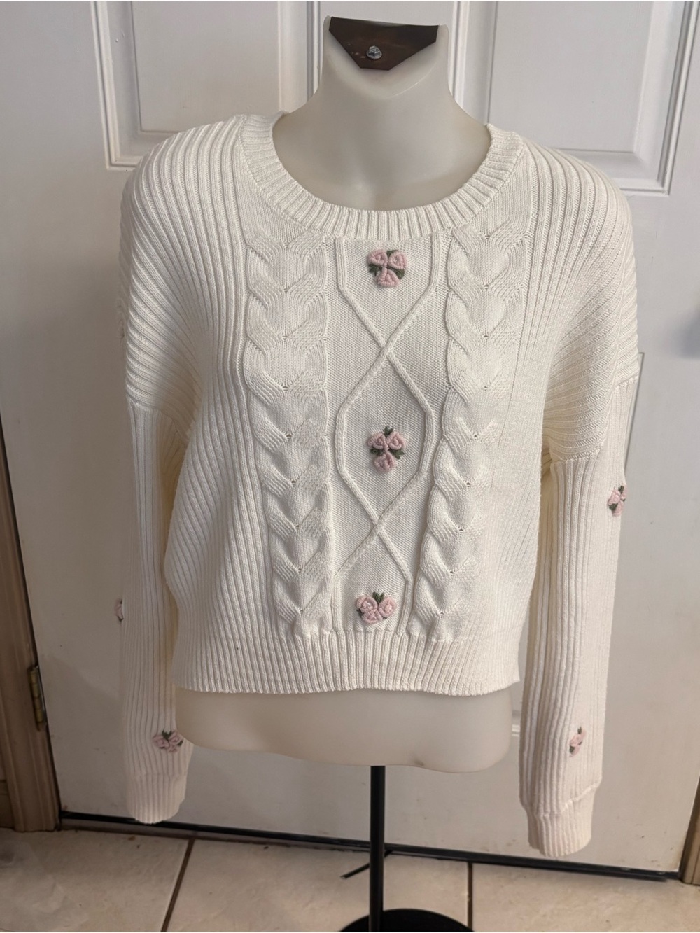 Med Very Truly Yours Elegant Cream/ Pink Floral Accents Long Sleeve Sweater.